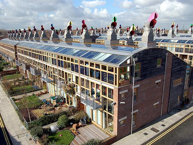 Die Solaranlage auf dem BedZED-Komplex (Beddington Zero Energy Development) in London wurde bereits im Jahr 2001 installiert und gilt als eine der Vorzeigeprojekt für Solarenergie in England. (Foto: Tom Chance, flickr.com, CC BY 2.0)
