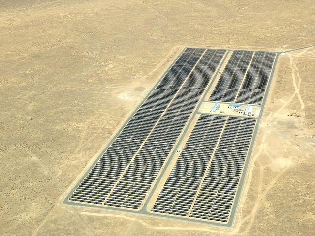 Luftaufnahme von Solarmodulen in einer Wüste
