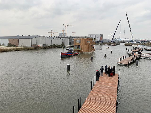 Schwimmendes energieautarkes Haus auf einem Kanal im Norden von Amsterdam