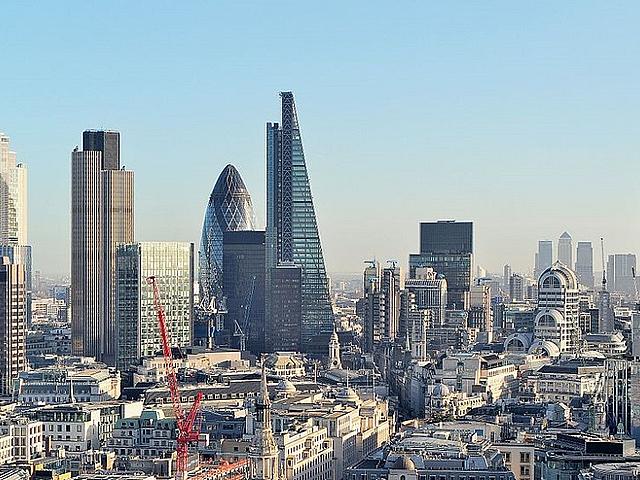 Ein Großteil der Wirtschaftsleistung Großbritanniens findet in der City of London statt, wo der Finanzsektor seinen Sitz hat. Gemeinsam mit New York ist London das finanzielle Oberzentrum der Welt. (Foto: kloniwotski, CC BY-SA 2.0, https://commons.wikim