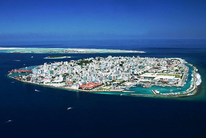 Könnte bald unter Wasser stehen: Malé, die Hauptstadt der Malediven, liegt einen Meter über dem Meeresspiegel. (Foto: © Shahee Ilyas -/ CC BY-SA 3.0 über Wikimedia Commons https://commons.wikimedia.org/wiki/File:Male-total.jpg#/media/File:Male-total.