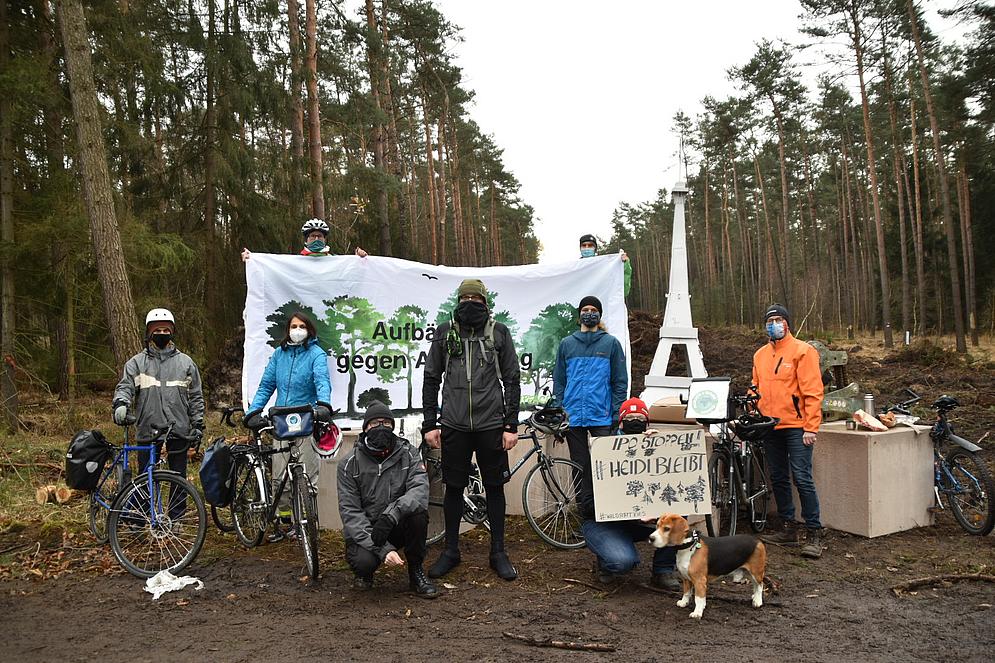 Die Gruppe von Parents for Future mit Fahrrädern und Bannern in einem Wald.