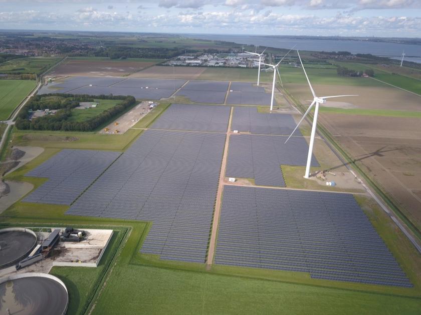 Klärwerk, Solarpark, Windenergieanlagen in Holland