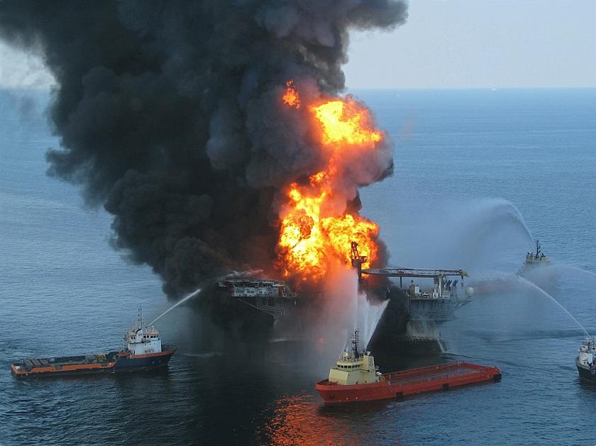 Die in Brand geratene Ölplattform Deepwater Horizon im Golf von Mexiko. (Bild: Wikimedia Commons https://commons.wikimedia.org/wiki/File:Deepwater_Horizon_offshore_drilling_unit_on_fire_2010.jpg)