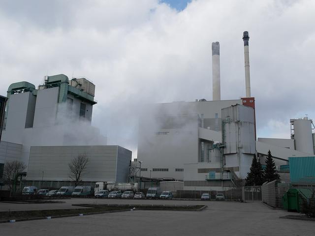 Industriekomplex mit rauchenden Schornsteinen