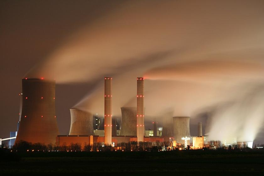 Kühltürme eines Kohlekraftwerkes bei Nacht