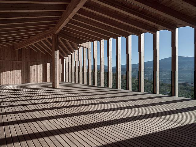 Holzgebäde Casa sociale Caltron in den österreichischen Alpen