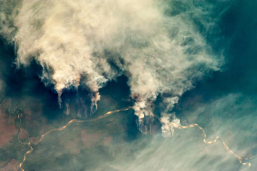 Satellitenaufnahme der Brandrodung im Amazonas-Regenwald entlang des Flusses Xingu im brasilianischen Bundesstaat Mato Grosso