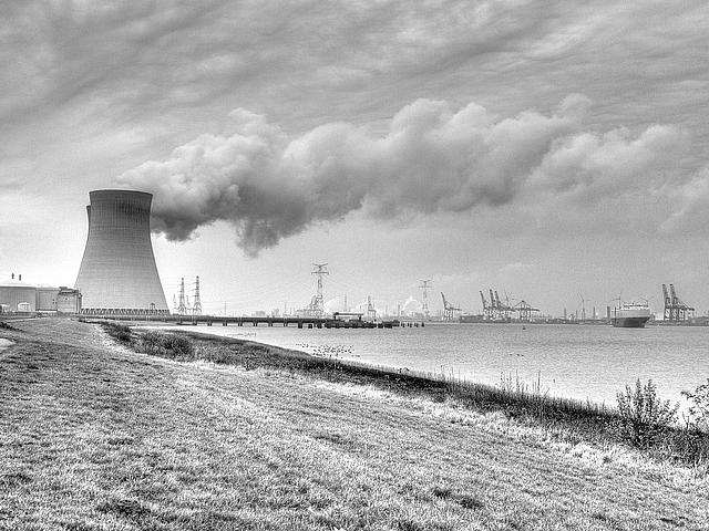 Das umstrittene Kernkraftwerk Doel, nördlich von Antwerpen an der Grenze zu den Niederlanden. (Foto: <a href="https://flic.kr/p/dy2tWD" target="_blank">Lennart Tange / flickr.com</a>, <a href="https://creativecommons.org/licenses/by/2.0/" target="_blank"