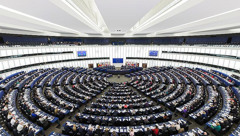 Bild des Plenarsaals des Europäischen Parlaments.