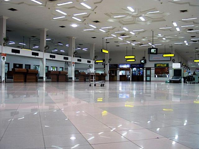 Flughäfen verbrauchen viel Strom, rund um die Uhr: Schalterhalle Cochin International Airport, hier wird der Strom in Zukunft immerhin solar erzeugt. (Foto: © Sangfroid / Wikimedia.commons)