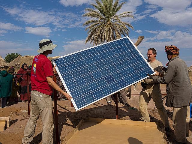 Arbeiter installieren Solarpanele in Bamako, Mali. (Foto: <a href="https://flic.kr/p/rpAWgL" target="_blank">BudapestBamako / flickr.com</a>, <a href="https://creativecommons.org/licenses/by-sa/2.0/deed.en" target="_blank">CC BY-SA 2.0</a>)
