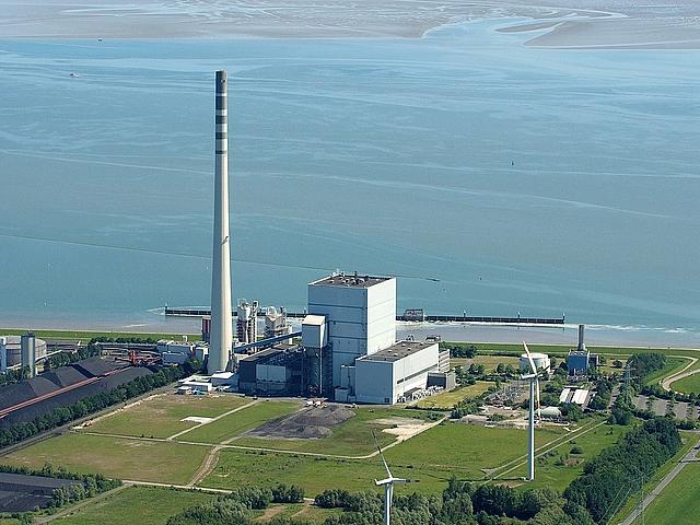 Kohlekraftwerk am Meer gelegen.