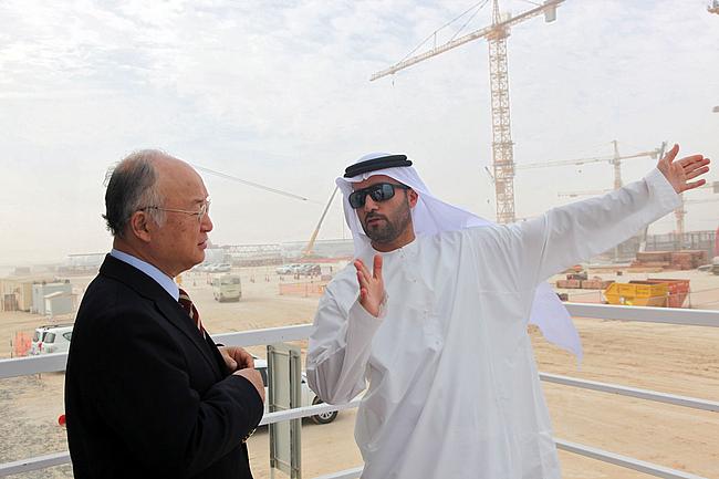 2013 besuchte der damalige Generaldirektor der Internationalen Atomenergie-Organisation (IAEO), Yukiya Amano, die Baustelle des Atomkraftwerks Barakah in den Vereinigten Arabischen Emiraten.