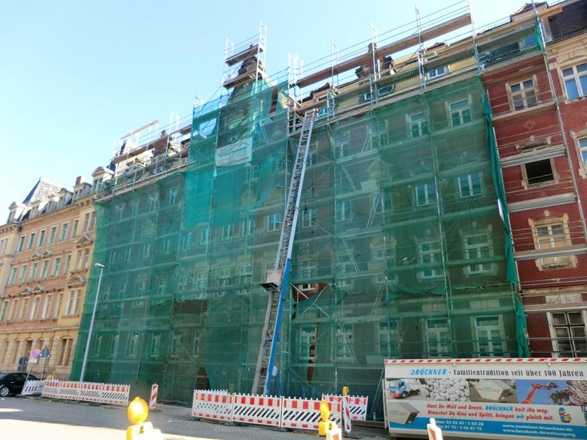 Altbau-Mehrfamilienhaus in Dresden mit Baugerüst zur Fassadensanierung