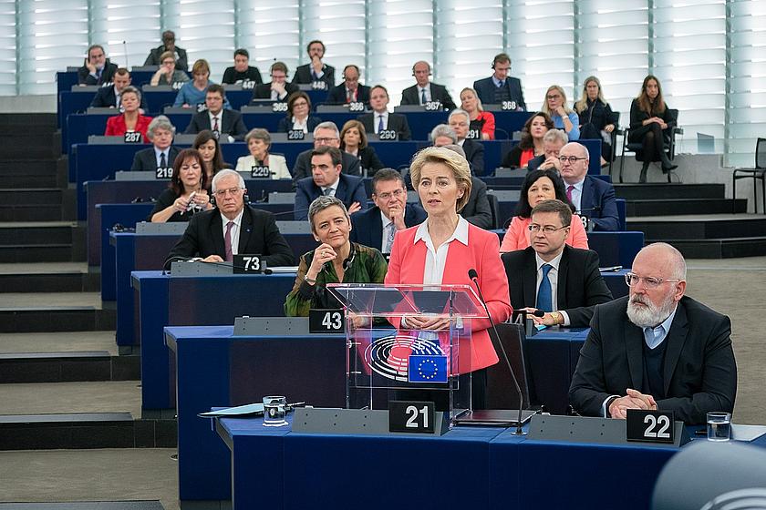 Ursula von der Leyen (links) und FransTimmermanns (rechts) sprechen vor dem europäischen Parlament.