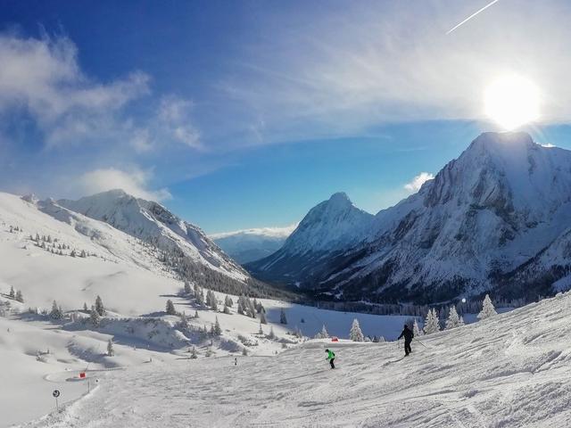 Alpine Landschaft und Skifahrer in Tirol