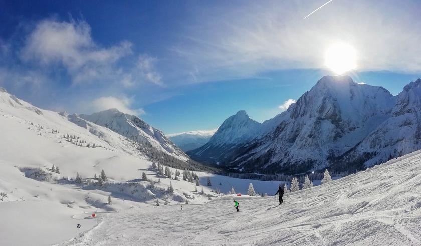 Alpine Landschaft und Skifahrer in Tirol