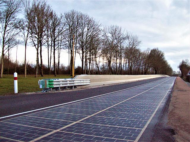 Mit Solarmodulen belegte Straße in Frankreich