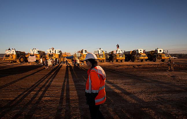 Umweltschützer konnten im März 2014 für kurze Zeit die Arbeiten in der größten im Bau befindlichen Kohlemine Australiens in Maules Creek im Bundesstaat New South Wales stoppen. Die Mine steht stark in der Kritik, weil sie tief in den nun nicht mehr 