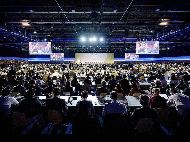 Zur Klimakonferenz COP21 Ende 2015 in Paris reisten 50.000 Teilnehmer an, mehr etwa 300.000 Tonnen CO2 verursachte der Klimagipfel. Immerhin wurde ein Großteil davon von den französischen Gastgebern kompensiert. (Foto: COP Paris, CC0 1.0, https://www.fl