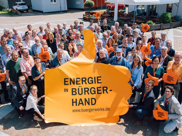 Menschengruppe mit Plakat: Energie in Bürgerhand