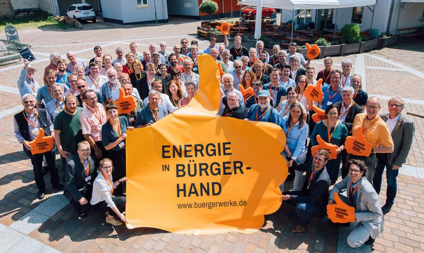 Menschengruppe mit Plakat: Energie in Bürgerhand