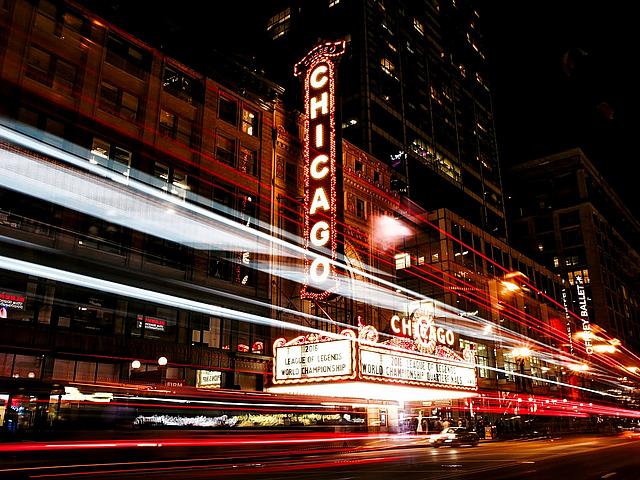 Die energiegeladene Stadt Chicago bei Nacht