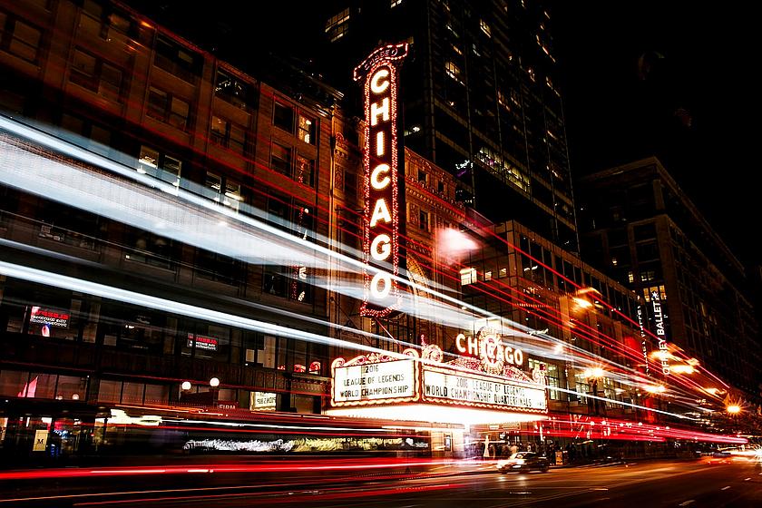 Die energiegeladene Stadt Chicago bei Nacht