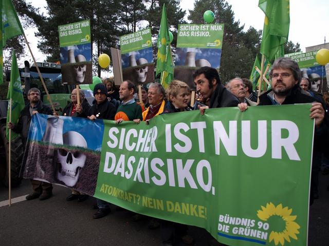 Anti-Atom-Demo der Grünen 2008 mit den Grünen-Politikern Cem Özdemir und Renate Künast vorn mit dabei