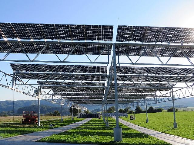Photovoltaik und Photosynthese – Die Agrophotovoltaik-Pilotanlage in Heggelbach am Bodensee kombiniert Strom- und Nahrungsmittelproduktion. Foto: © Fraunhofer ISE