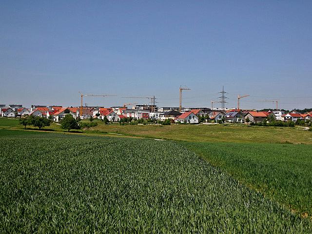 Die Baurechtsnovelle im Bundestag sieht neben einer Verdichtung der Innenstädte auch Erleichterungen für neue Gebäude auf Natur- und Ackerflächen am Rand bestehender Siedlungen vor. (Foto: <a href="https://pixabay.com/" target="_blank">pixabay</a>, <a