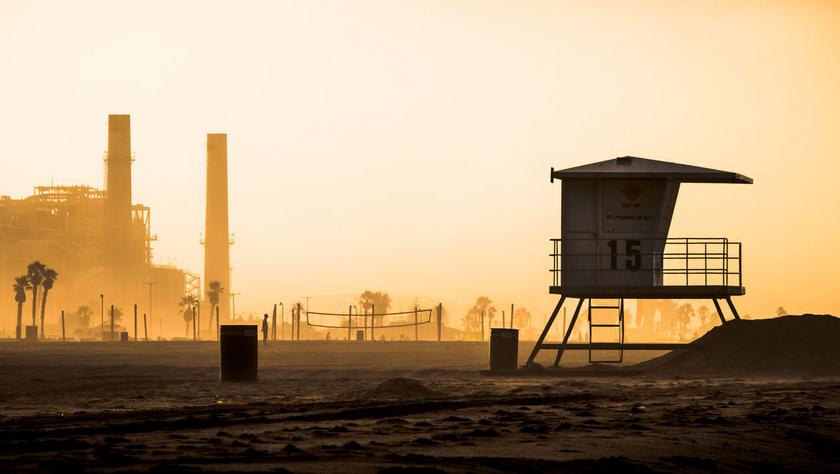 Huntington Beach mit Gaskraftwerk im Hintergrund