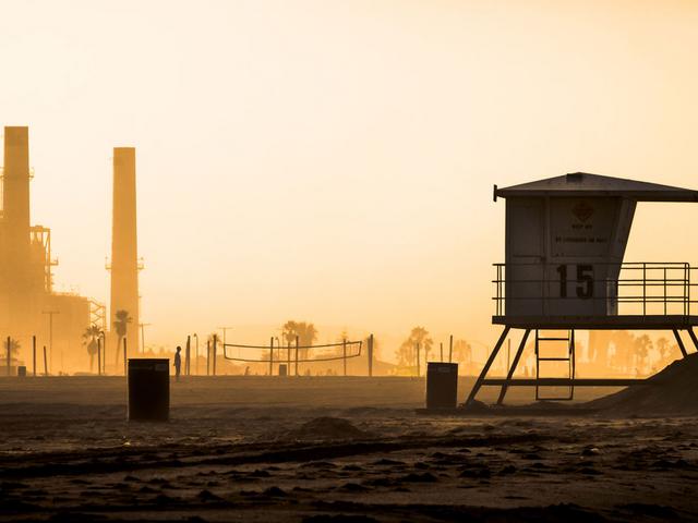 Huntington Beach mit Gaskraftwerk im Hintergrund