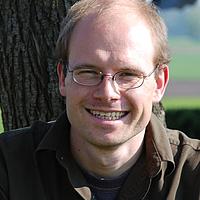 Johannes Wriske arbeitet bei NATURSTROM und engagiert sich bei Greenpeace.