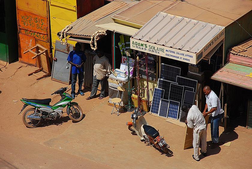 Solarkiosk in Ouagadougou, Burkina Faso (Foto: Wegmann / Wikimedia Commons / CC BY-SA 3.0) 