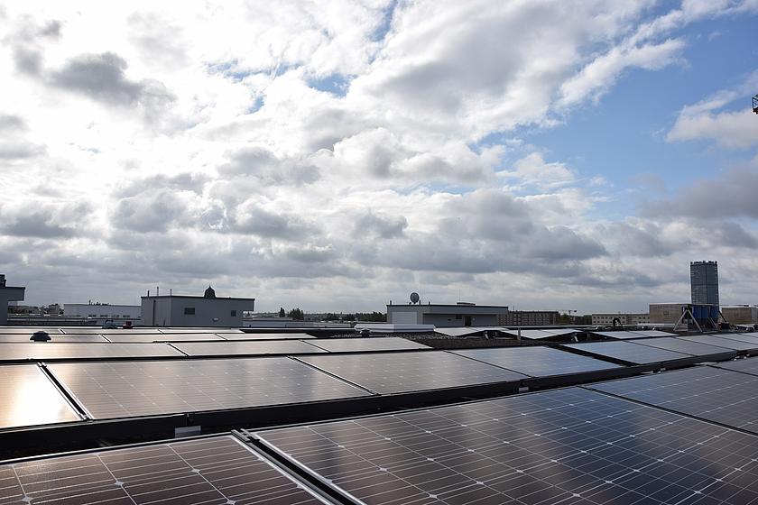 Photovoltaikanlage auf einem Gebäudedach In Berlin