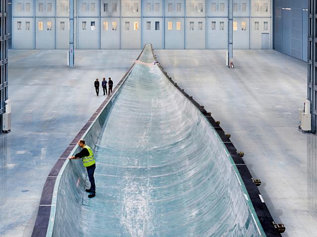 Ein Rotorblatt des Typs B75 mit einer Länge von 75 Metern, das Siemens für einen Meereswindpark in Dänemark hergestellt hat. Das 75 Meter lange Quantum-Rotorblatt vom Typ B75 zeichnet sich durch hohe Stabilität bei gleichzeitig geringem Gewicht aus. D