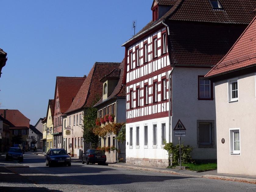 Straße mit Fachwerkhäusern im fränkischen Markt Erlbach
