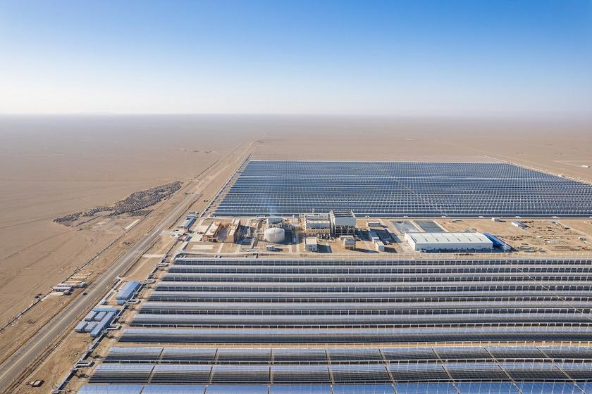 Blick auf großen Solarpark mit Produktionshallen