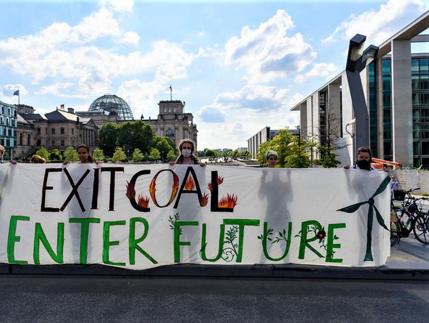 Demo in Berlin Juli 2020 gegen das Kohleausstiegsgesetz der Bundesregierung mit Plakat: exit coal, enter future