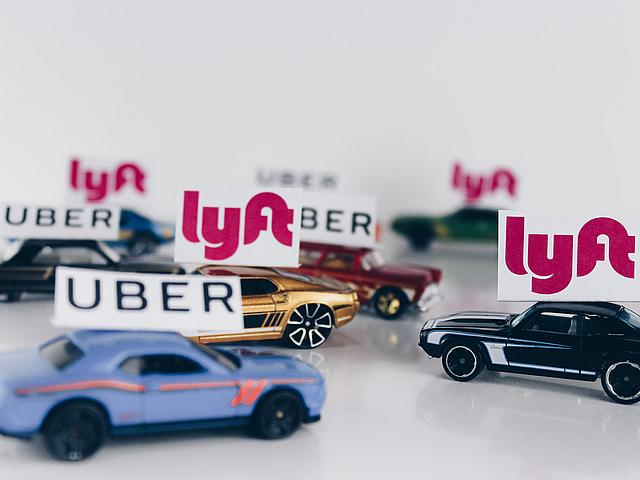 Modellautos, mit Uber und Lyft Emblemen.