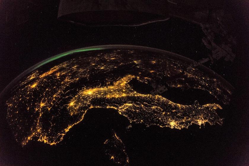 Blick aus dem Weltall auf Europa bei Nacht