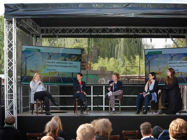 Fünf Speakerinnen auf der Bühne beim Forum Neue Energiewelt 2021