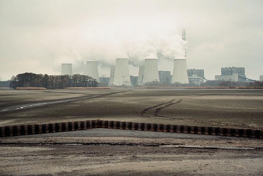 Blick auf mehrere rauchende Schlote des Kraftwerks Jänschwalde.
