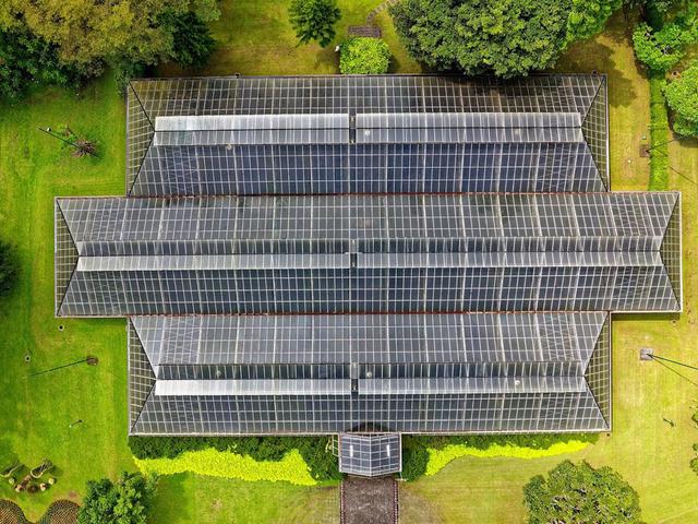 Luftaufnahme einer Orangerie mit Solardach