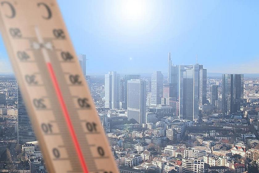 Blick auf die Stadt Frankfurt, links im Bild ein Thermometer mit 40 Grad-Anzeige