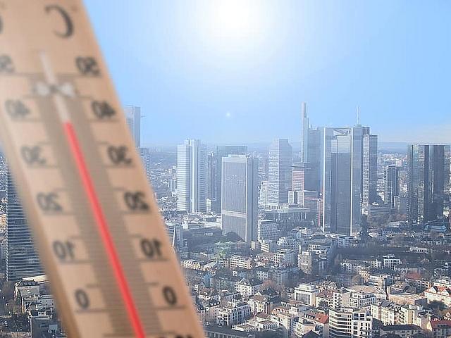 Blick auf die Stadt Frankfurt, links im Bild ein Thermometer mit 40 Grad-Anzeige
