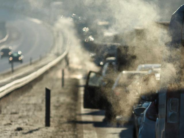 laufende Verbranner-Autos auf einer Autobahn im Stau