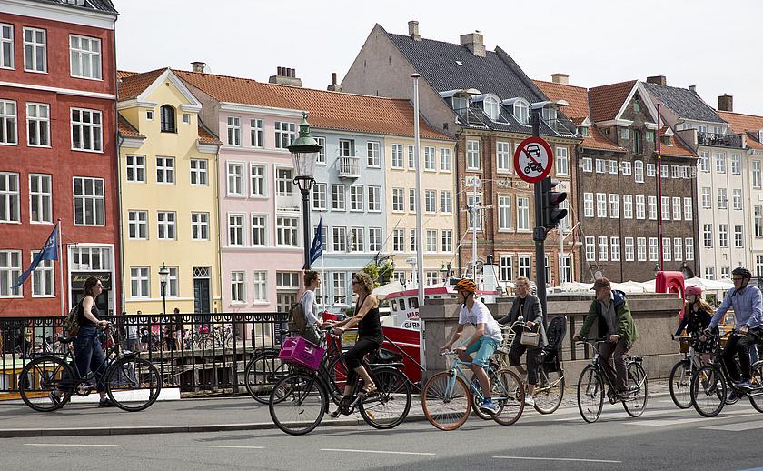 Fahrradfahrer am Nyhaven in Kopenhagen.